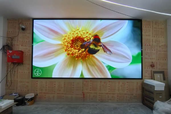 展廳使用投影機好還是LED顯示屏好，這兩種顯示大屏有什么區別